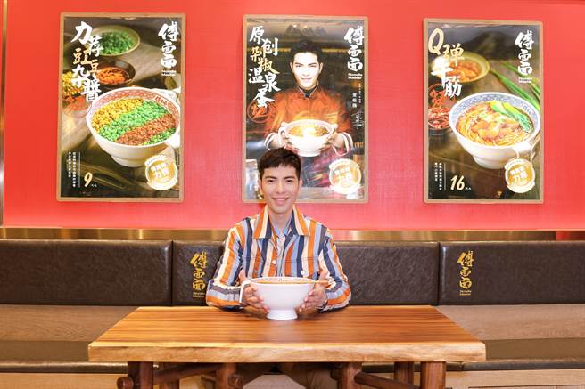 老萧今亲临「傅麵麵」成都首店为开幕加持。（喜鹊娱乐提供）