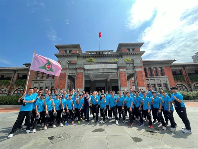 新竹市全中运代表队今天由副市长沈慧虹代表授旗，与选手共同挥舞市旗，展现夺金决心。（新竹市政府提供／陈育贤新竹传真）