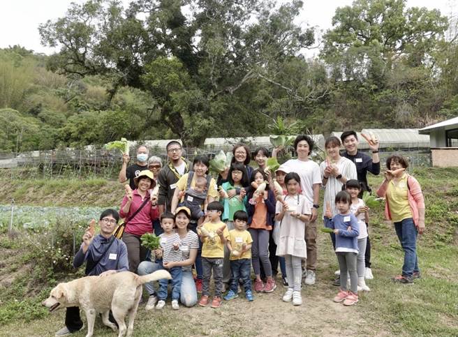 学员先到小瓢虫农场採摘中午的便当菜。（主办单位提供）