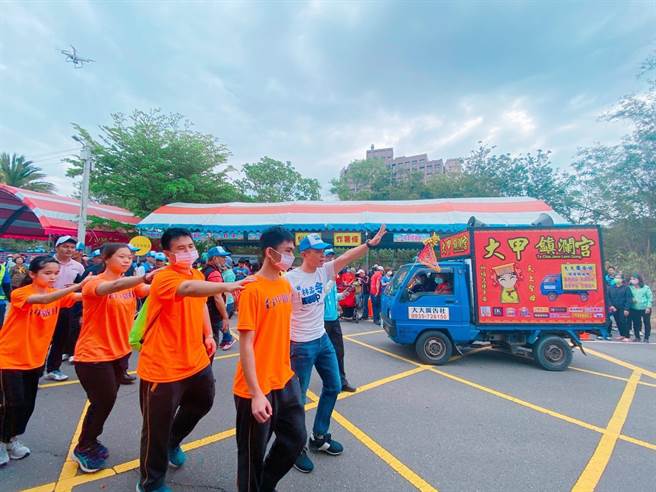 各地的视障学生们一同参与，让学生们可认识台中在地的妈祖遶境活动。（市议员林孟令服务处提供）