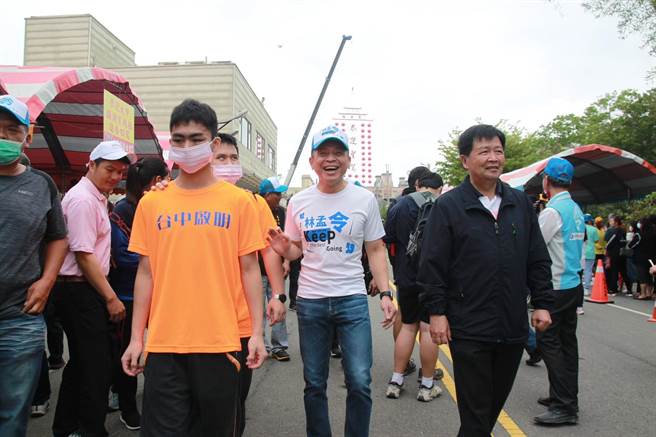 各地的视障学生们一同参与，让学生们可认识台中在地的妈祖遶境活动。（市议员林孟令服务处提供）