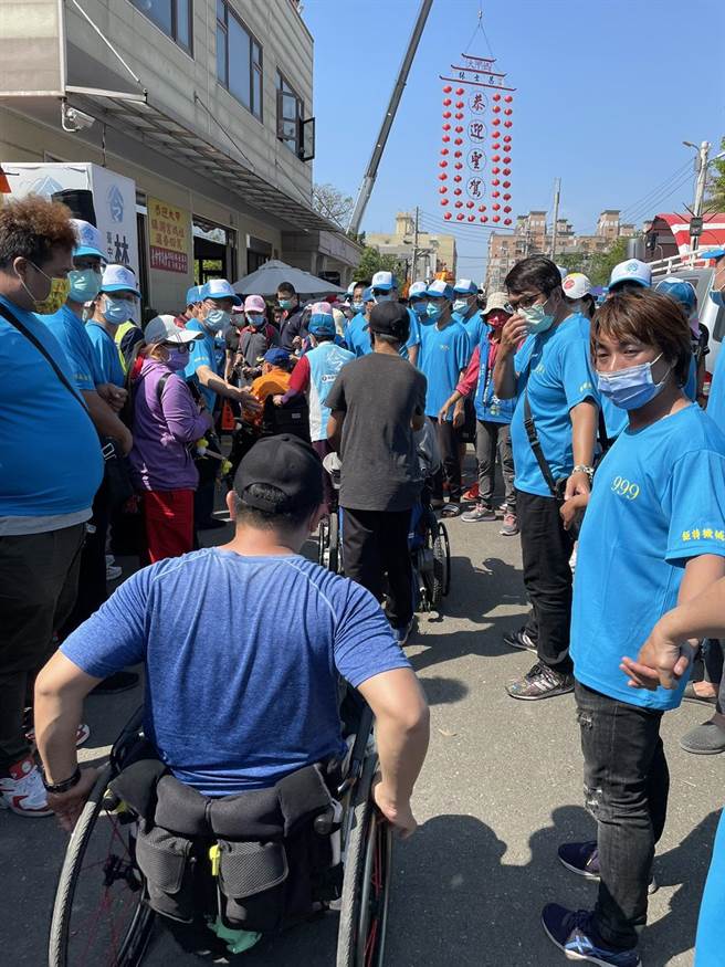 台中市身心障碍体育总会30名肢体障碍，游泳、保龄球，轮椅舞选手使用轮椅、拐杖的方式参与。（市议员林孟令服务处提供）