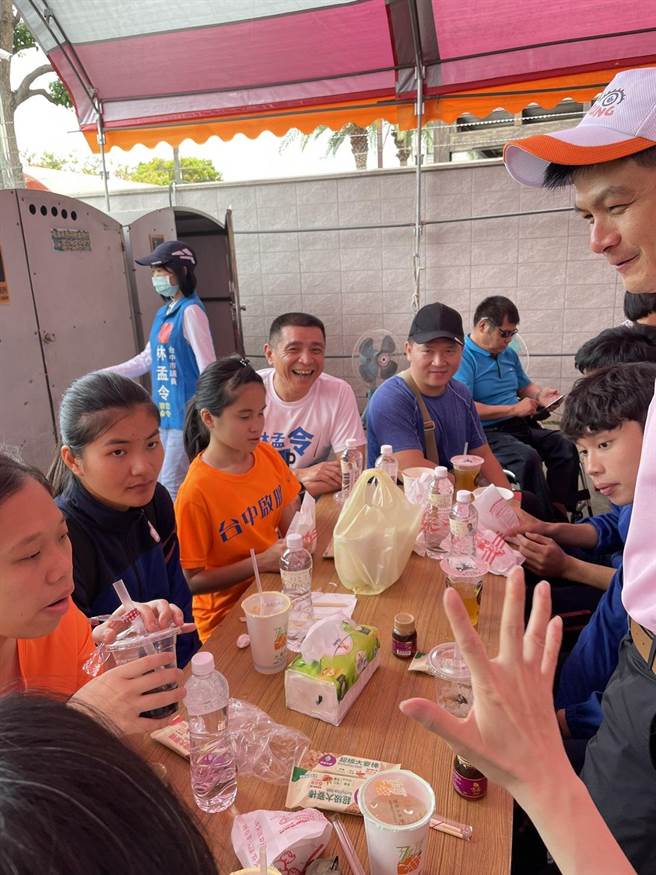 台中市议员林孟令服务处现场特採取园游会方式，准备丰富的乡土小吃提供信眾休息、食用。（市议员林孟令服务处提供）