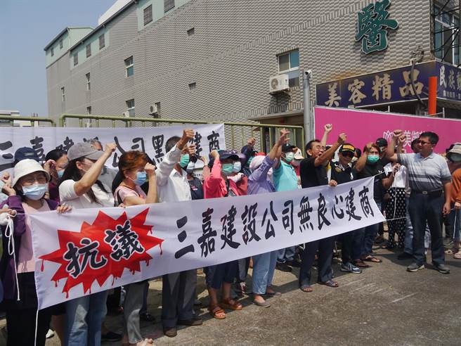 冈山区冈山路一群民眾17日抗议冈山路一处工地施工扰民，要求改善。（林瑞益摄）