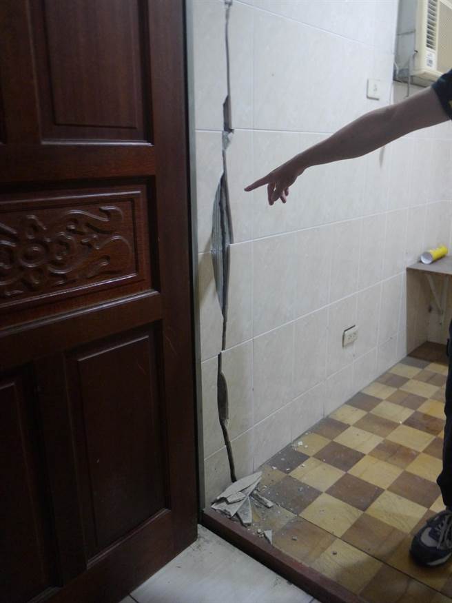 住户抱怨，施工单位没有做好防护措施，导致他家的墙壁龟裂。（林瑞益摄）