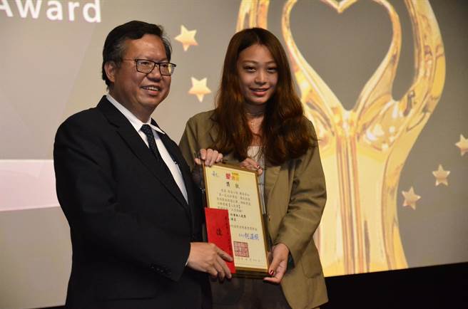 第一届「大和奖」微电影及剧本徵选颁奖典礼17日举办，桃园市长郑文灿（左）前往颁奖，也期盼大和奖能持续举办，为社会带来正向能量。（赖佑维摄）