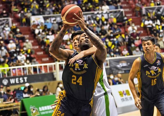 眼見無法阻止九太洋將JC戰象上籃，台啤中鋒蘇柏彰只好把手架到他脖子上。(中華籃協提供)