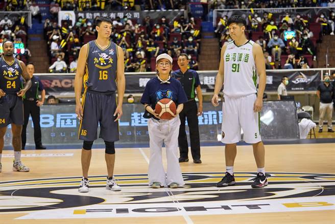 高雄九太特別找藍心湄擔任高雄鳳山主場開球嘉賓。(中華籃協提供)