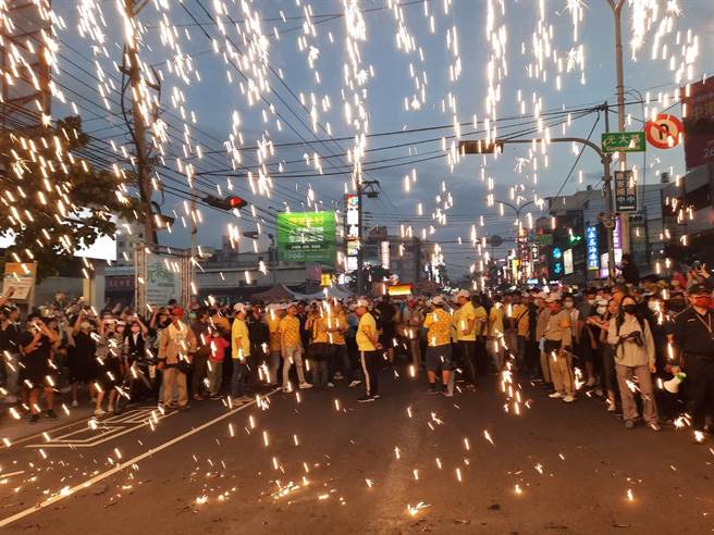 大甲妈銮轿经台中市沙鹿区中山路、光大路口，信眾燃放烟火瀑布接驾，场面壮观。（王文吉摄）