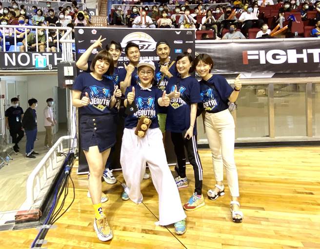 蓝心湄带领亚美将、宝妈、王少伟、王建復、朱宇谋、金老佛爷等好友南下高雄担任为SBL高雄九太科技队加油。（九太科技提供)