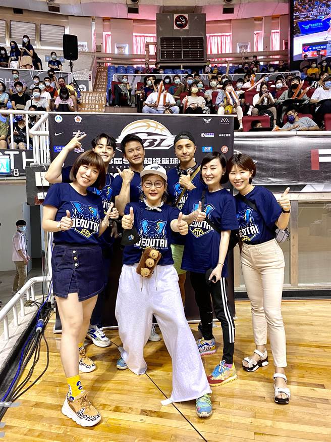 蓝心湄带领亚美将、宝妈、王少伟、王建復、朱宇谋、金老佛爷等好友南下高雄担任为SBL高雄九太科技队加油。（九太科技提供)