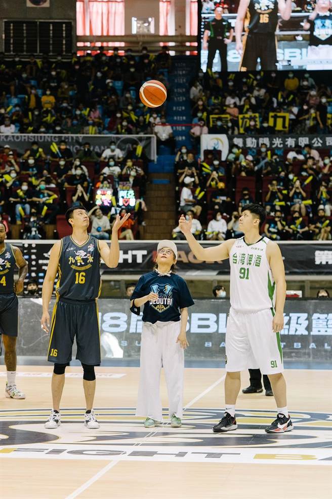 蓝心湄南下高雄担任SBL开球嘉宾。（九太科技提供)