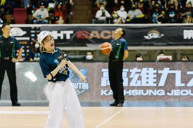 蓝心湄南下高雄担任SBL开球嘉宾。（九太科技提供)