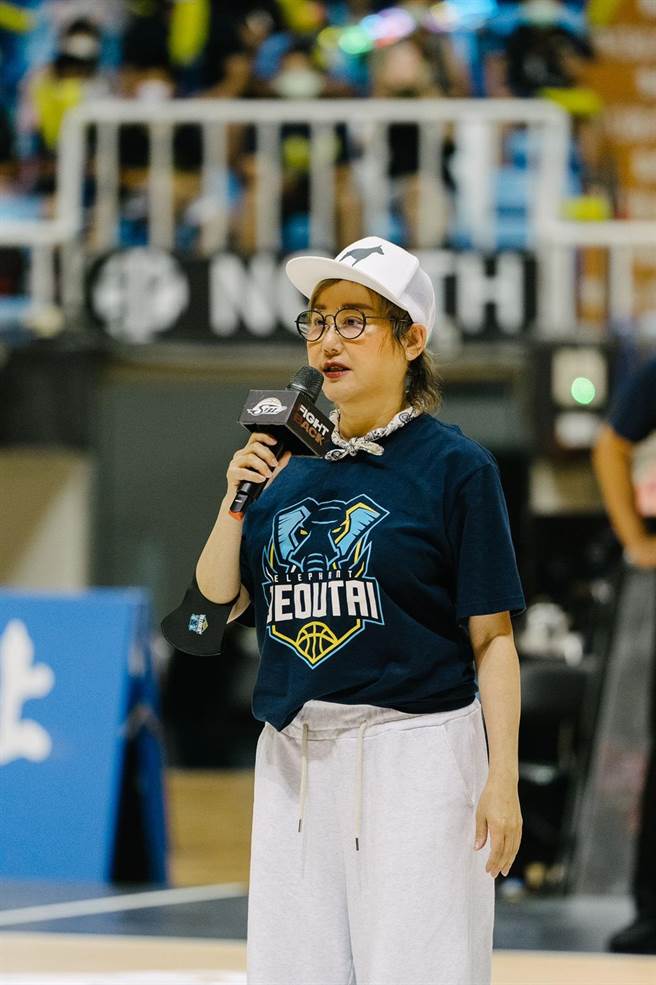 蓝心湄南下高雄担任SBL开球嘉宾。（九太科技提供)