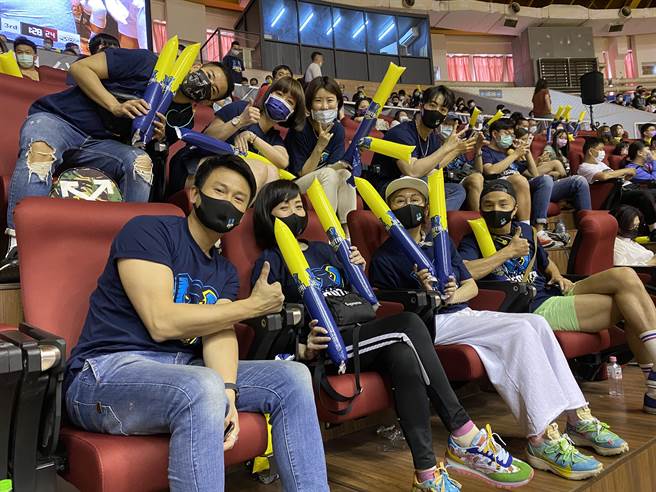 王建復（左起）、宝妈、蓝心湄、王少伟富高雄观战SBL，为九太科技队加油。（九太科技提供）