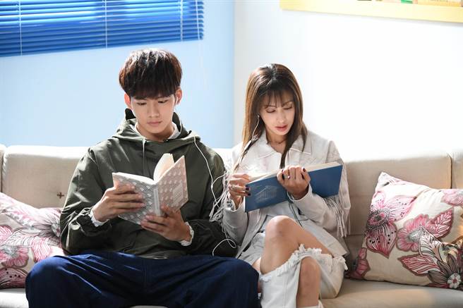 吴念轩（左）与他的初恋女神莫允雯在《恋爱是科学》互动充满粉红泡泡。（三立提供）