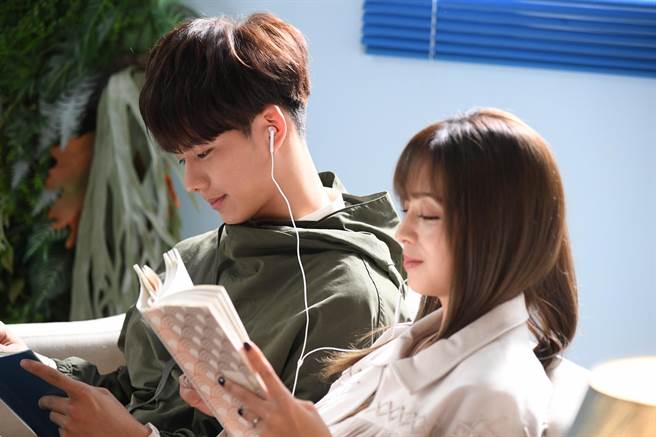 吴念轩（左）与他的初恋女神莫允雯在《恋爱是科学》互动充满粉红泡泡。（三立提供）