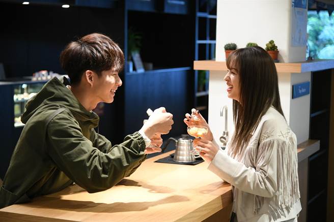 吴念轩（左）与他的初恋女神莫允雯在《恋爱是科学》互动充满粉红泡泡。（三立提供）