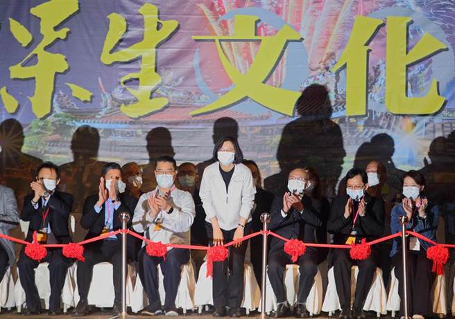 蔡英文總統（前排中）17日在台北市議員王世堅（左起）、文化部長李永得、內政部長徐國勇、臺北保安宮董事長廖武治與教廷代辦佳安道蒙席、台北市副市長黃珊珊等人陪同下，出席「2021保生文化祭開鑼式」，蔡起立向群眾致意。（張鎧乙攝）