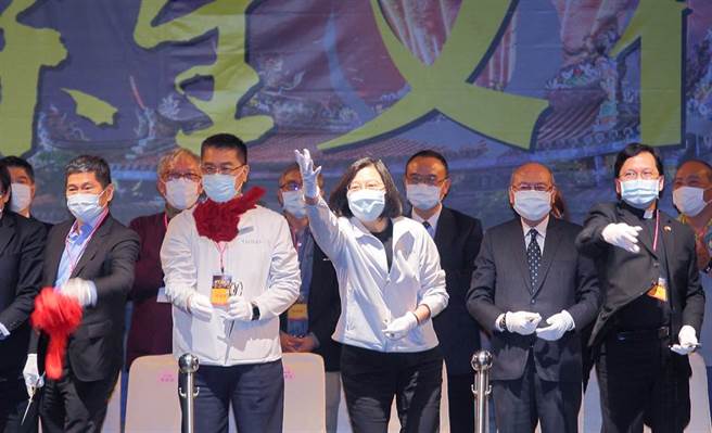 蔡英文總統（前排中）17日在文化部長李永得（左起）、內政部長徐國勇、臺北保安宮董事長廖武治與教廷代辦佳安道蒙席等人陪同下，出席「2021保生文化祭開鑼式」，剪綵後眾人將綵球拋向台下民眾。（張鎧乙攝）