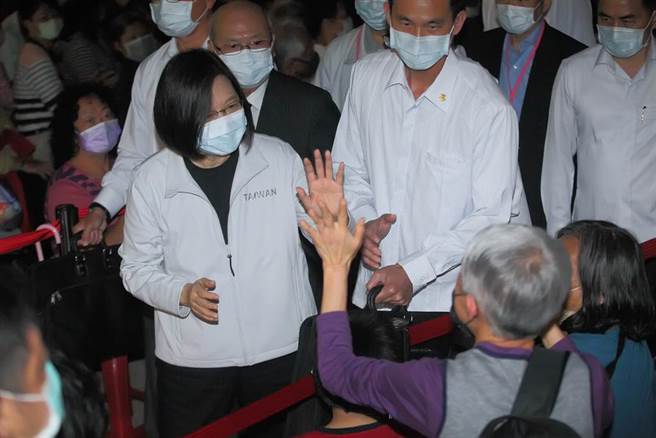 蔡英文總統（前排左）17日出席「2021保生文化祭開鑼式」，離開時向現場民眾擊掌致意。（張鎧乙攝）