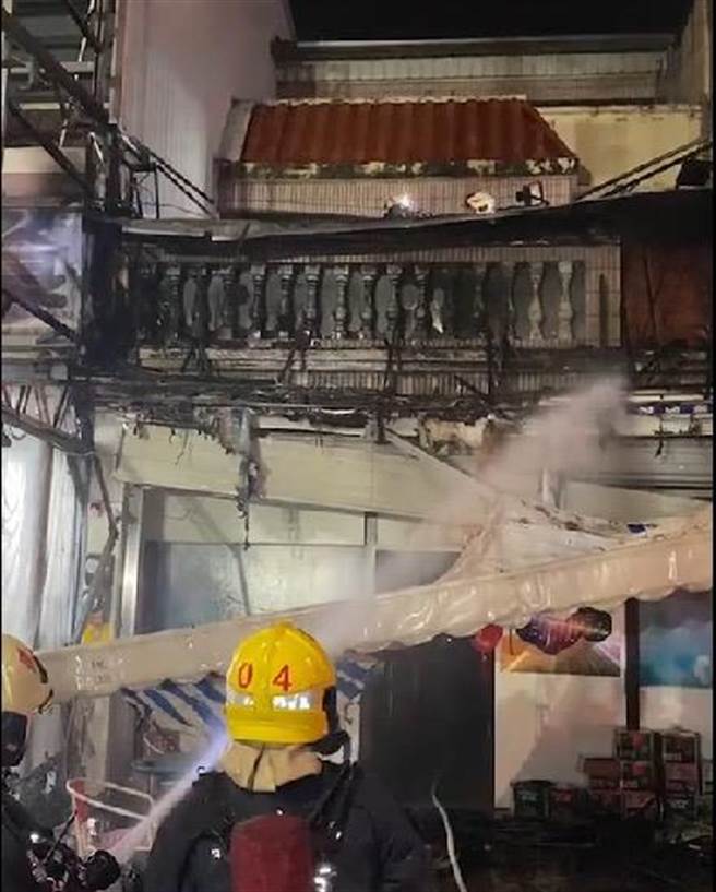 嘉義市八德路上的一家音樂會館今天晚上7點多傳火警。（翻攝照片／張亦惠嘉市傳真）