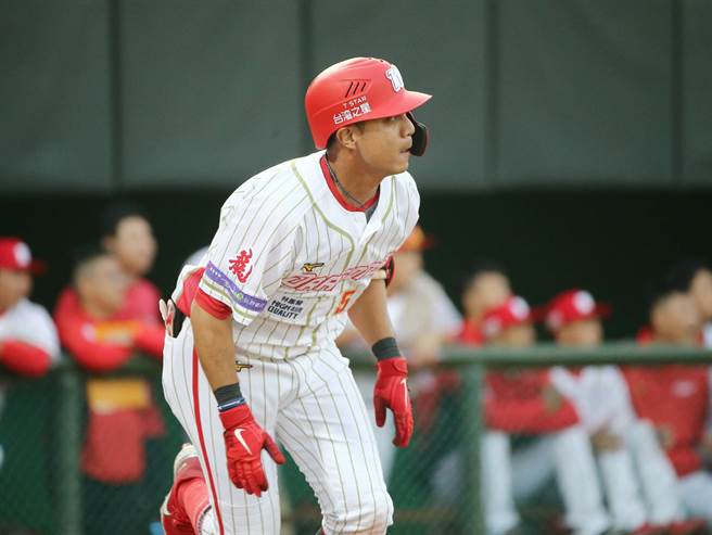 味全龙队曾陶镕3打数2安打，另有2次保送，贡献3打点。（杜宜谙摄）