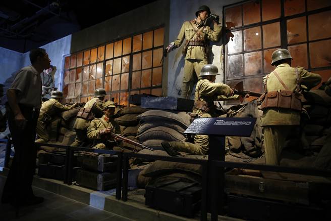 淞沪抗战重要遗址四行仓库恢復原貌对外开放，吸引民眾前来参观。(中新社)