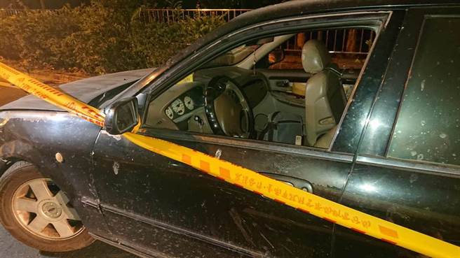 两男座车遭10余人拦下，受伤的林姓、刘姓送医，座车仍停留在现场，警方拉起黄线。（程炳璋摄）