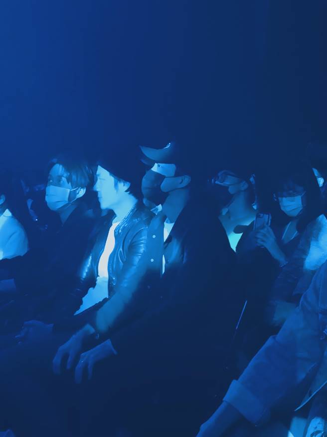 江宏杰（右起）、姚元浩等人坐第一排欣赏。（尤嬿妮摄）