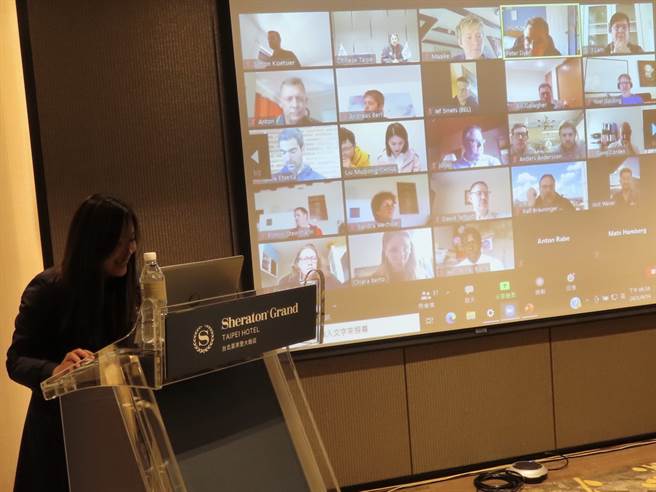 拔河协会人员跟国际拔河总会简报内容陈述筹办整体计画及赛会工作。(中华民国拔河协会提供)