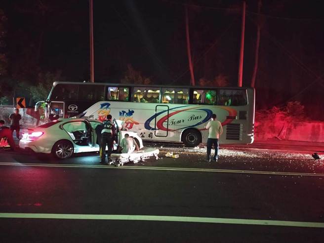 1辆BMW自小客车疑似过弯不慎撞上对向游览车，驾驶ohca。（王士升提供／张亦惠嘉县传真）