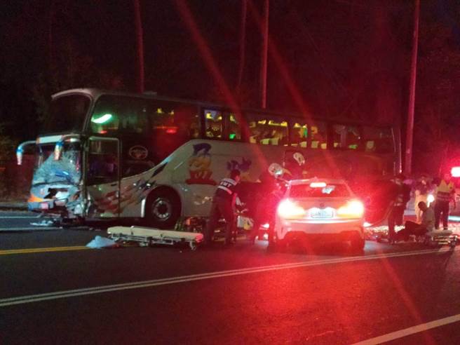 1辆BMW自小客车疑似过弯不慎撞上对向游览车，消防人员使用破坏器材才将轿车上的1名驾驶及3名乘客救出送医。（王士升提供／张亦惠嘉县传真）