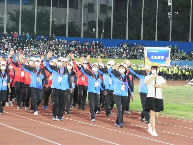 全中運開幕典禮在雲林縣斗南田徑場登場，雲林縣長張麗善（右三）率雲林代表隊入場。（張朝欣攝）