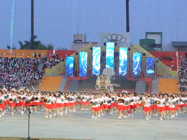全中運開幕典禮在雲林縣斗南田徑場登場，500餘名土風舞者的大會舞場面壯觀。（張朝欣攝）