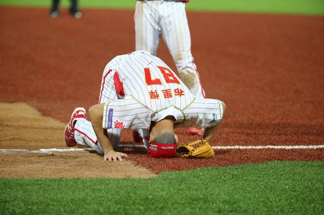 味全龍隊投手布里悍補位一壘時與跑者發生碰撞，一度導致呼吸不順。（杜宜諳攝）