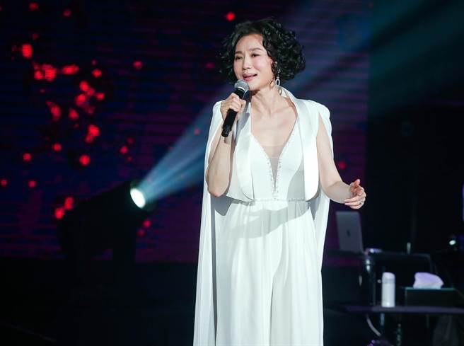 坣娜举办首场大型演唱会。（粘耿豪摄）