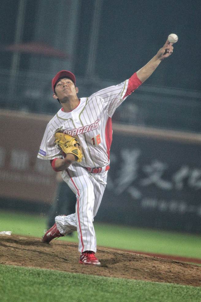 味全龙队王维中今天中继2局、无失分。（杜宜谙摄）