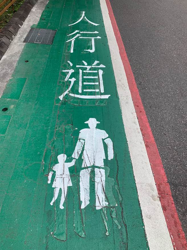 有网友指出，人行道「一大一小」行人标志的设计其实源自于日本一个恐怖都市传说。(摘自路上观察学院)