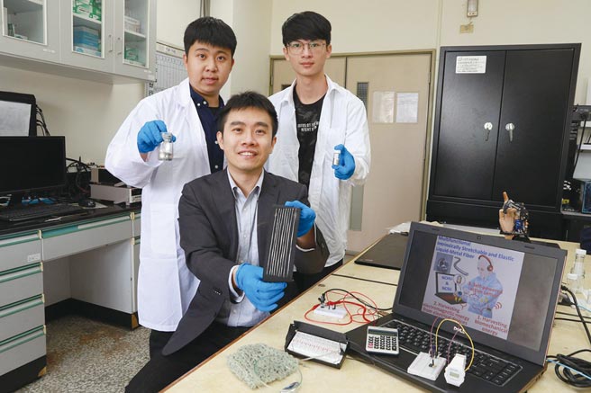 中興大學材料工程學系副教授賴盈至(中)團隊，利用液態金屬與特殊高分子，研發出可回集環境電磁波輻射、人體動能的發電紡線，供個人小型電子使用。      圖／中興大學提供