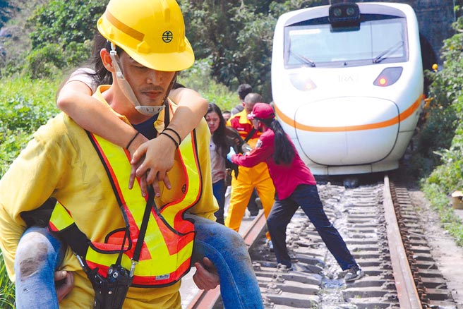 台鐵408次太魯閣號4月2日發生嚴重事故，各區搜救隊前往災區馳援。（本報資料照片）