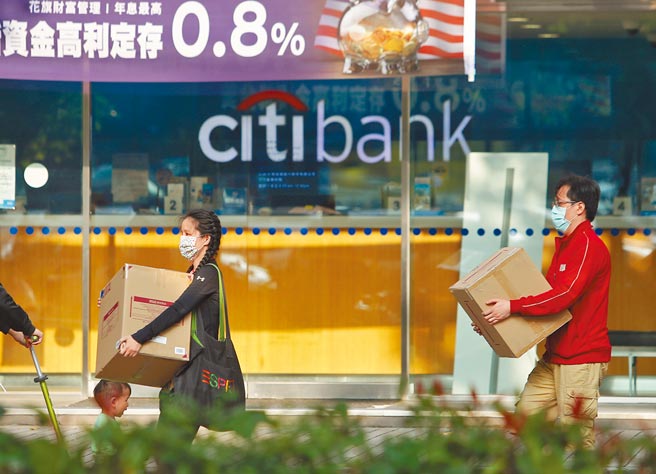「花旗信用卡」未来将走入歷史，引发持卡人用卡焦虑。图为16日银行下班时间，花旗位于大安路的分行大门紧闭，内部员工忙着处理各项交办业务。（季志翔摄）