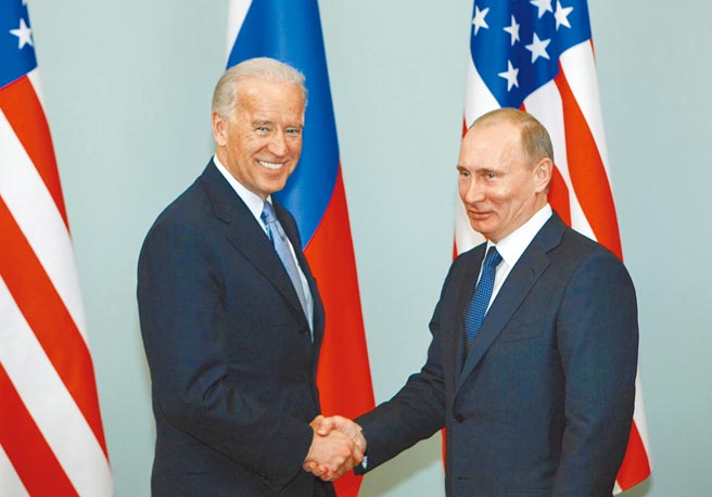 美国宣布对俄罗斯实施大规模制裁后，总统拜登15日警告俄国，如果继续干预美国民主，美方将採取进一步行动。（美联社）