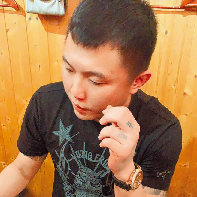 綽號「蝦米」的蔡秉逸8天內連殺仇家王男與老大陳男，遭檢方依2個殺人罪起訴。（擷自蔡男臉書／程炳璋台南傳真）