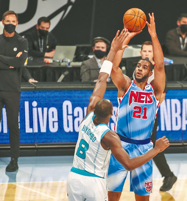 艾卓吉（右）因心律不整宣布退休，震惊NBA，也让篮网好不容易打造的六星连线从未同台就已解体。（路透）