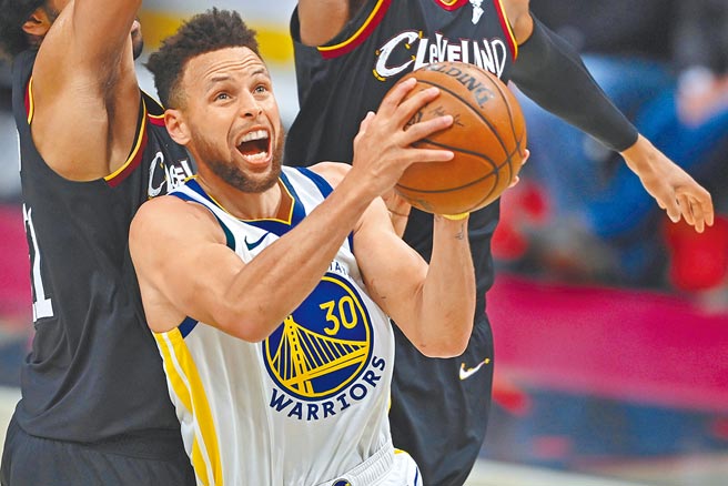 史提芬柯瑞連9場砍進30分以上，創下個人生涯新高。（美聯社）