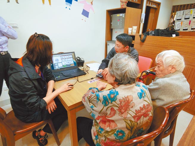 台北市推动电子指纹、预防走失手炼，使用人数寥寥无几遭质疑成效不彰。（台北市议员王欣仪研究室提供／游念育台北传真）