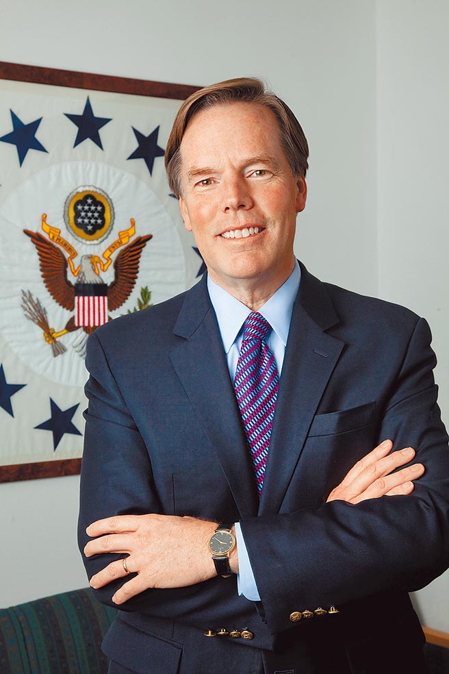 美媒引述知情人士透露，美国职业外交官勃恩斯（Nicholas Burns）担任驻华大使已进入最后的资格审查阶段。（摘自网路）