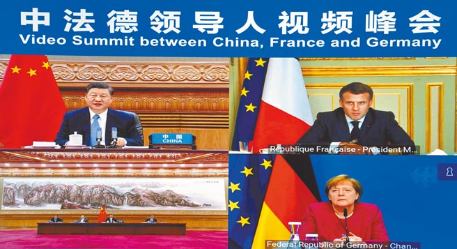大陆国家主席习近平（左）16日与法国总统马克洪（右上）、德国总理梅克尔（右下）举行视讯峰会。（新华社）