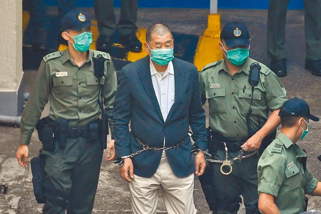 壹傳媒集團創辦人黎智英昨日遭香港法院判刑14個月。圖為黎智英先前遭收押時畫面。（中新社）
